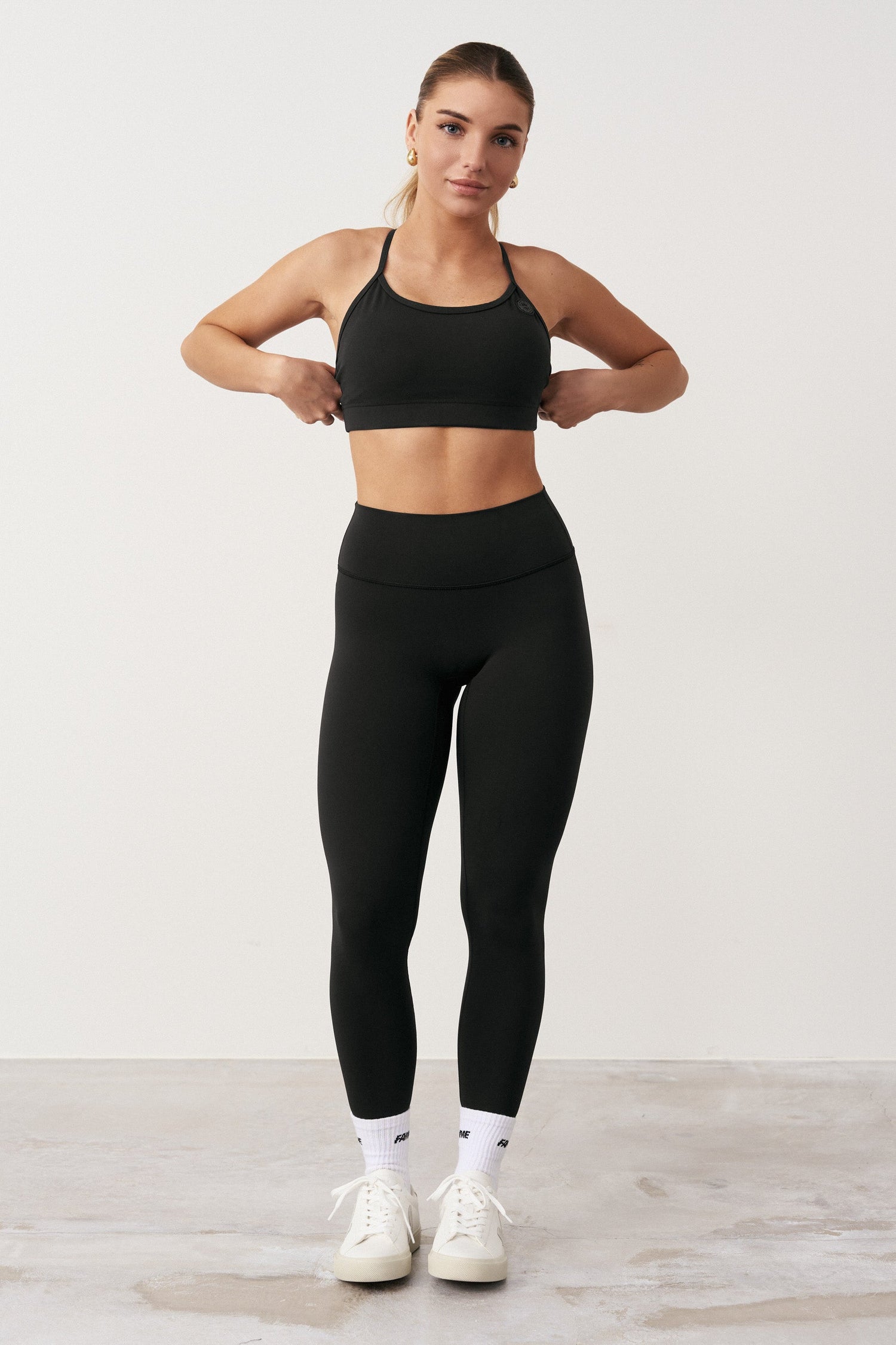 Petite - Leder du efter træningstøj, der rent faktisk passer til din højde? Famme PETITE Kollektionen er nøje designet til kvinder på 162–165 cm og derunder og giver den perfekte længde og pasform – helt uden behov for opsmøg eller tilpasning.