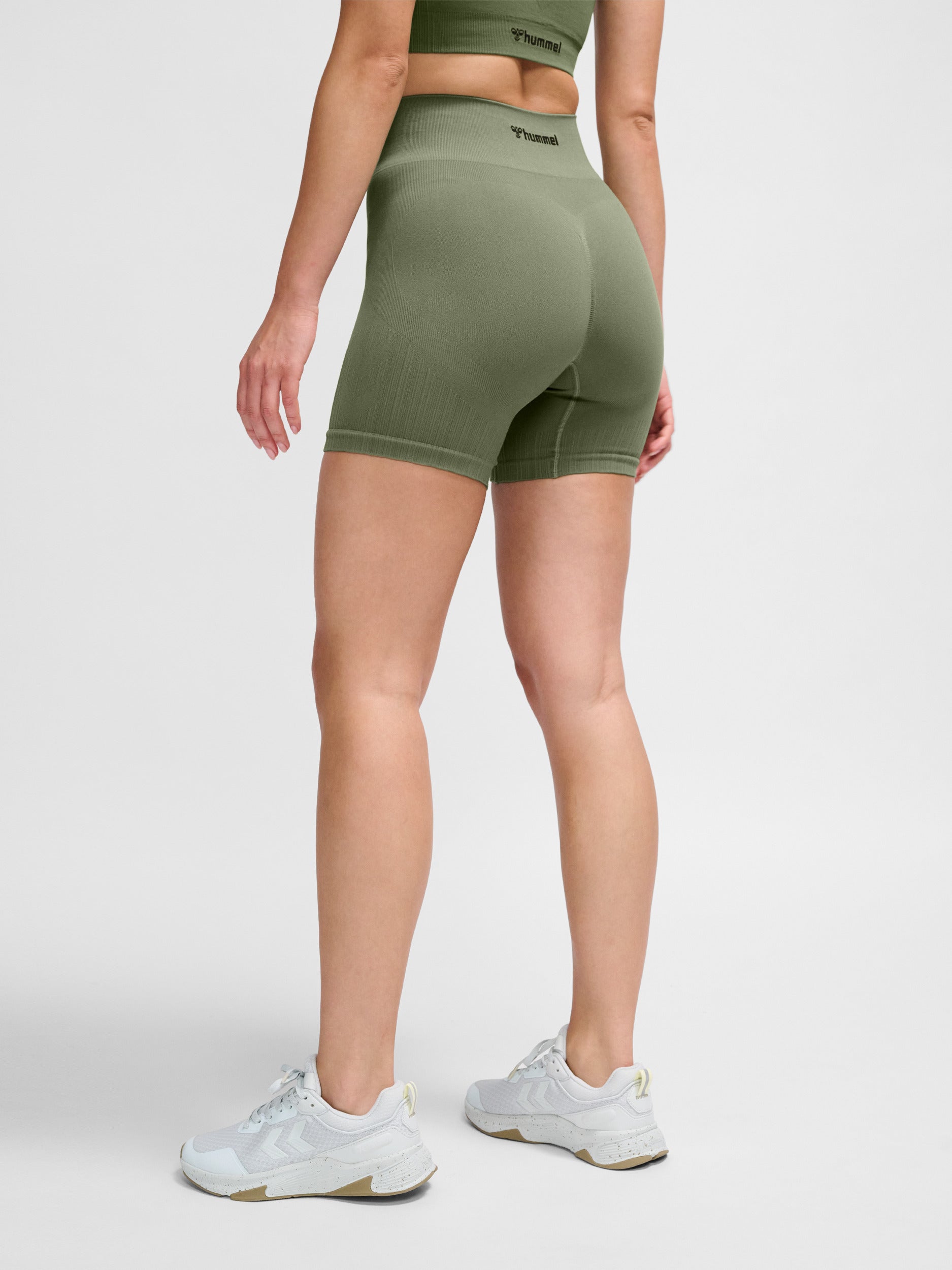 hmlmt define seaml scrunch shorts
